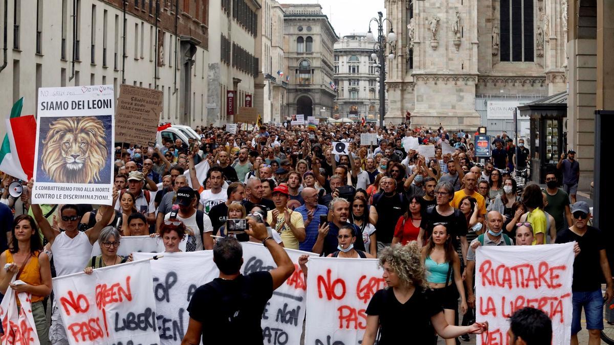 Una protesta contra el 'Green Pass' en Milán.