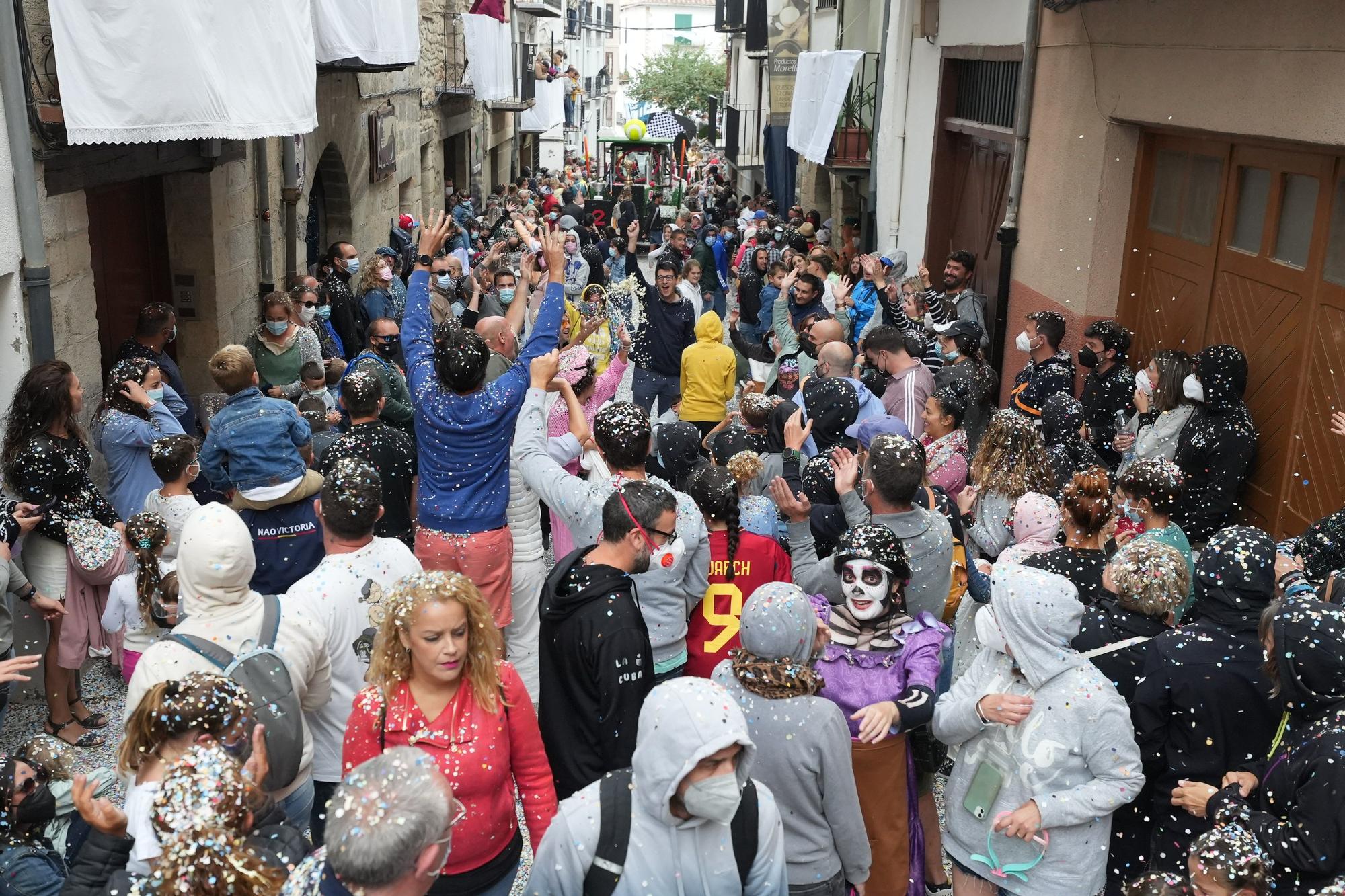 Búscate en el desfile de carrozas y disfraces de l'Anunci de Morella