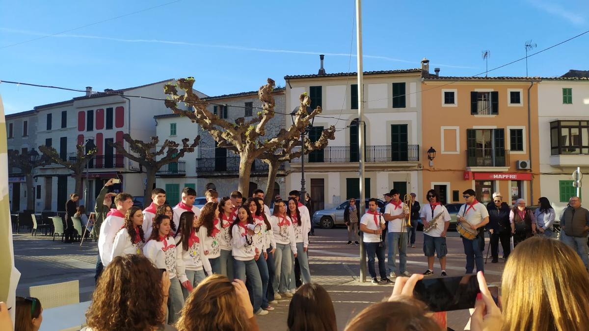 Los quintos canta los 'Goigs' en Campanet.