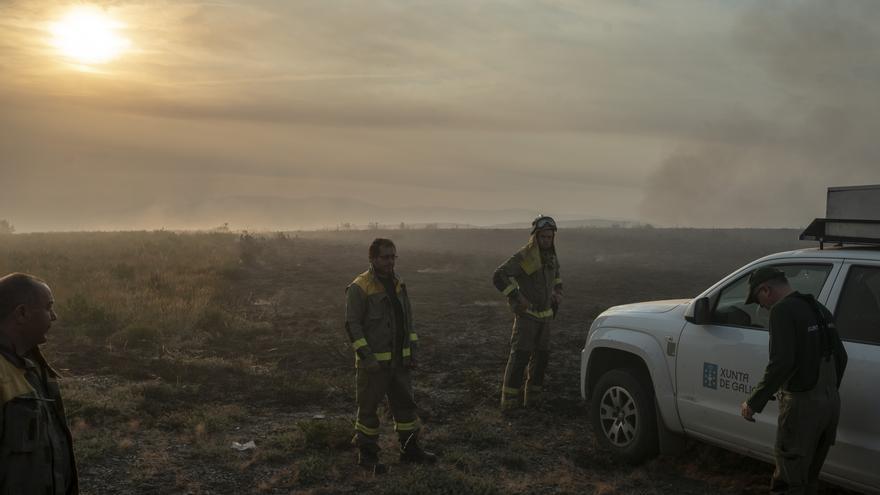La ola de incendios en Galicia devora más de 4.700 hectáreas con varios núcleos urbanos amenazados por las llamas