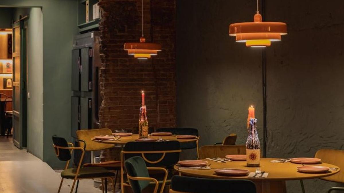 Dos de las mesas del restaurante Salsa Street Food de la calle de Muntaner.