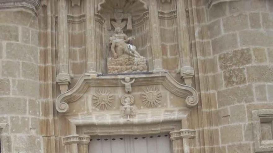 Varias personas a la puerta de la ermita de Corrales.