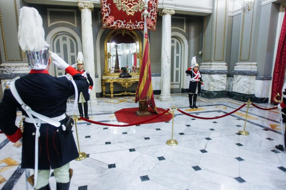 Los valencianos visitan la Real Senyera, expuesta en la sala de cristal