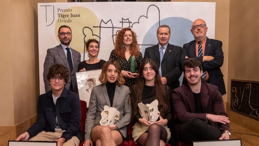 De pie, por la izquierda, David Álvarez, Patricia Font, Rosa Navarro, Pedro Sánchez Lazo y Javier Gámez: sentados, Patricio Jiménez, Clara Palop, Adela Martín y Miguel Santos.