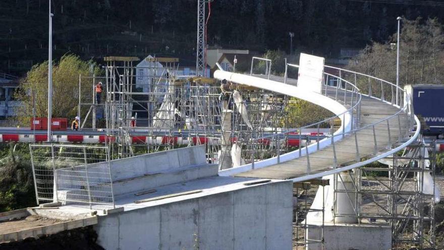 Operarios trabajan para instalar la pasarela en O Seixedo durante diciembre.