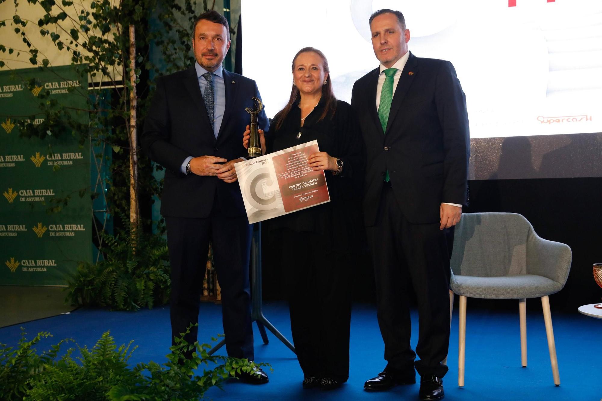 EN IMÁGENES: Los premios de la Cámara de Comercio de Avilés con el cardenal Artime entre los galardonados