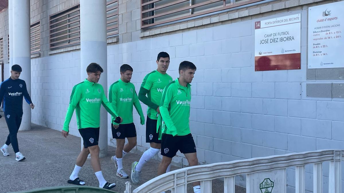 Diego González y Raúl Guti, junto a Febas, Carreira y López, entrando en el entrenamiento del Elche CF de esta mañana