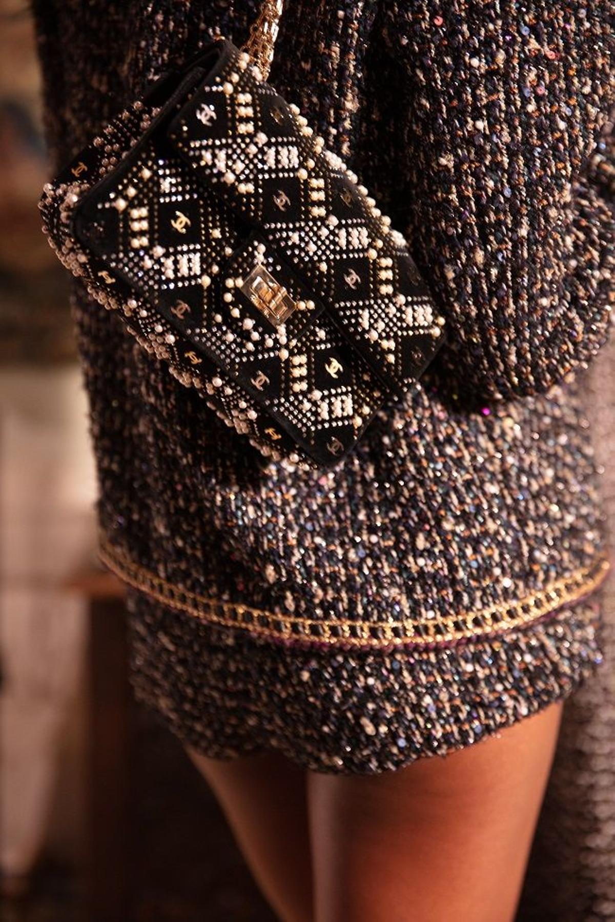 Detalle de los accesorios del desfile de Chanel Métiers d'Art 2020/21