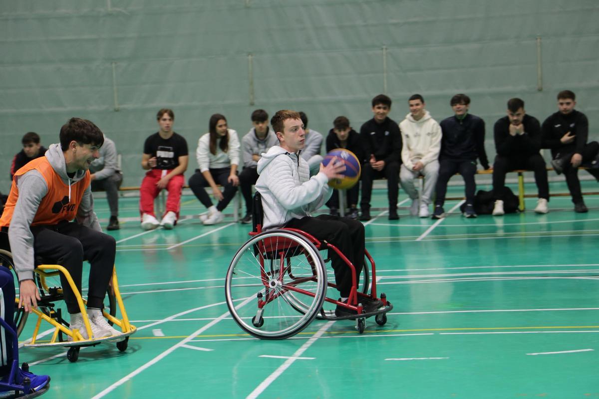 Roman Escriva con el balón, en un partido de baloncesto en silla de ruedas.