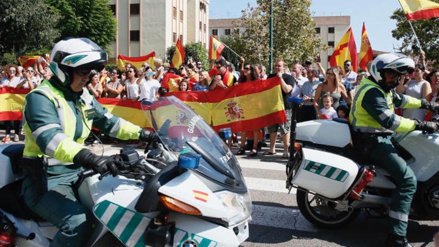 Vítores y gritos de &quot;a por ellos&quot; en la partida hacia Cataluña de guardias civiles de Castelló.