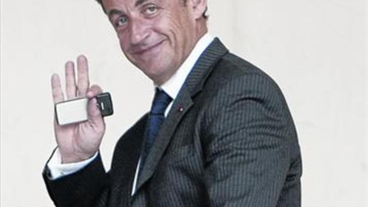 Nicolas Sarkozy con un móvil en la mano cuando era presidente.