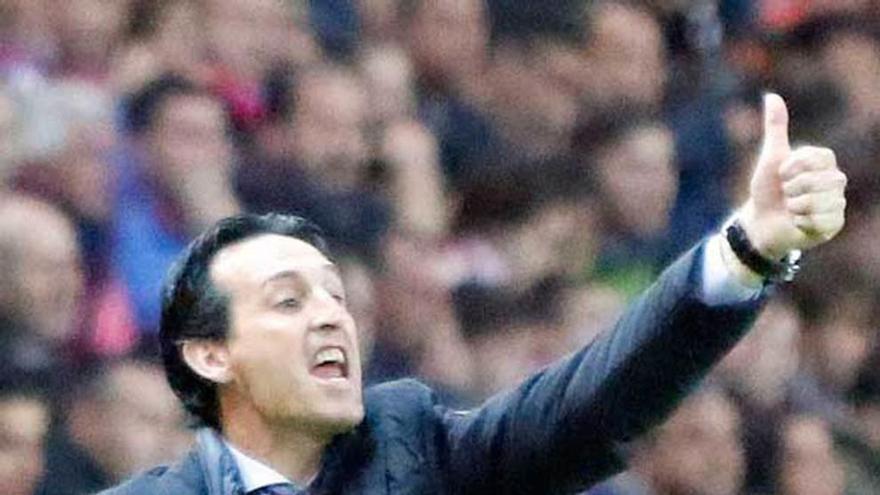 Unai Emery hace un gesto de aprobación. j. j.