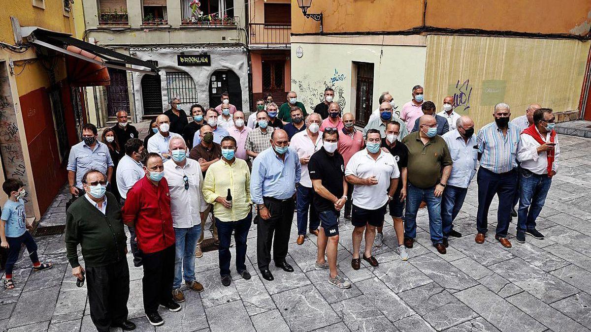 Representantes de las peñas gastronómicas gijonesas que participaron en la comida, ayer, en la calle de Los Remedios de Cimadevilla.