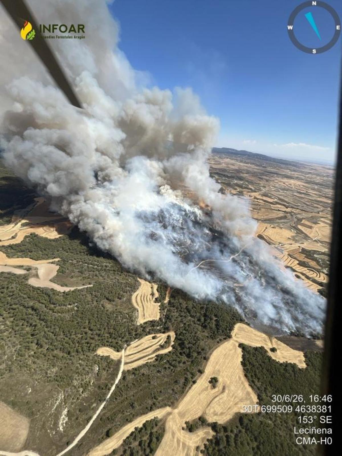 Imatge aèria de la columna de fum del foc de Leciñena