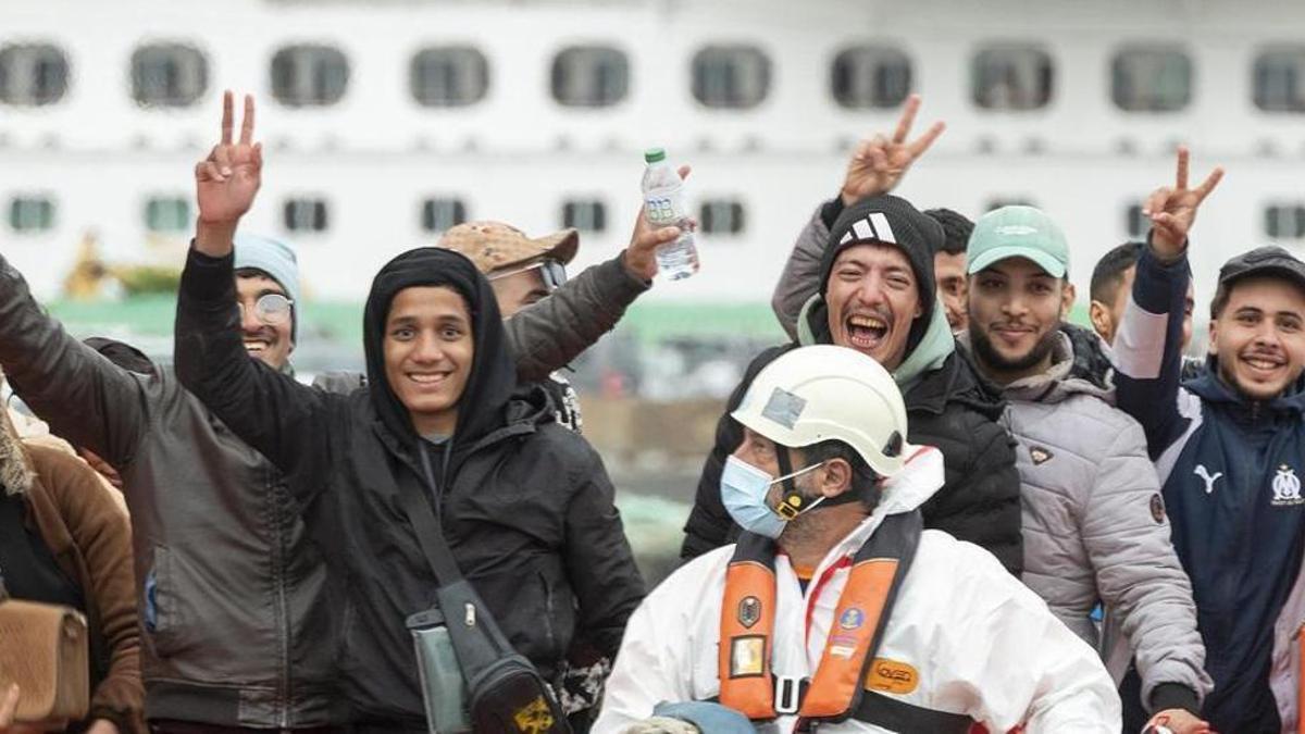 Rescate por Salmamento Marítimo de 108 inmigrantes en dos neumáticas al sur de Lanzarote.
