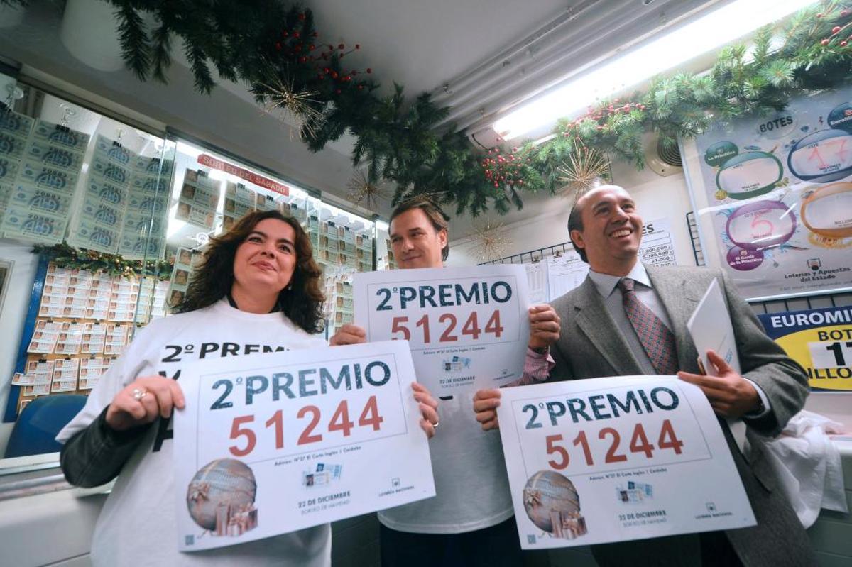 Los propietarios de la administración número 27, situada en El Corte Inglés de la Avenida de Ronda de Tejares, en el centro de la capital cordobesa, María José Muñoz (i), Javier Romero (c) y Francisco Romero (d), celebran el haber repartido dos décimos del segundo premio del Sorteo Extraordinario de Navidad, el 51.244. EFE