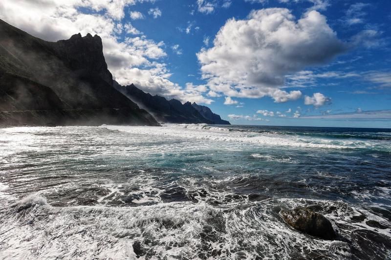 Falta de aparcamiento en las playas de Roque de las Bodegas y Almáciga, en Anaga