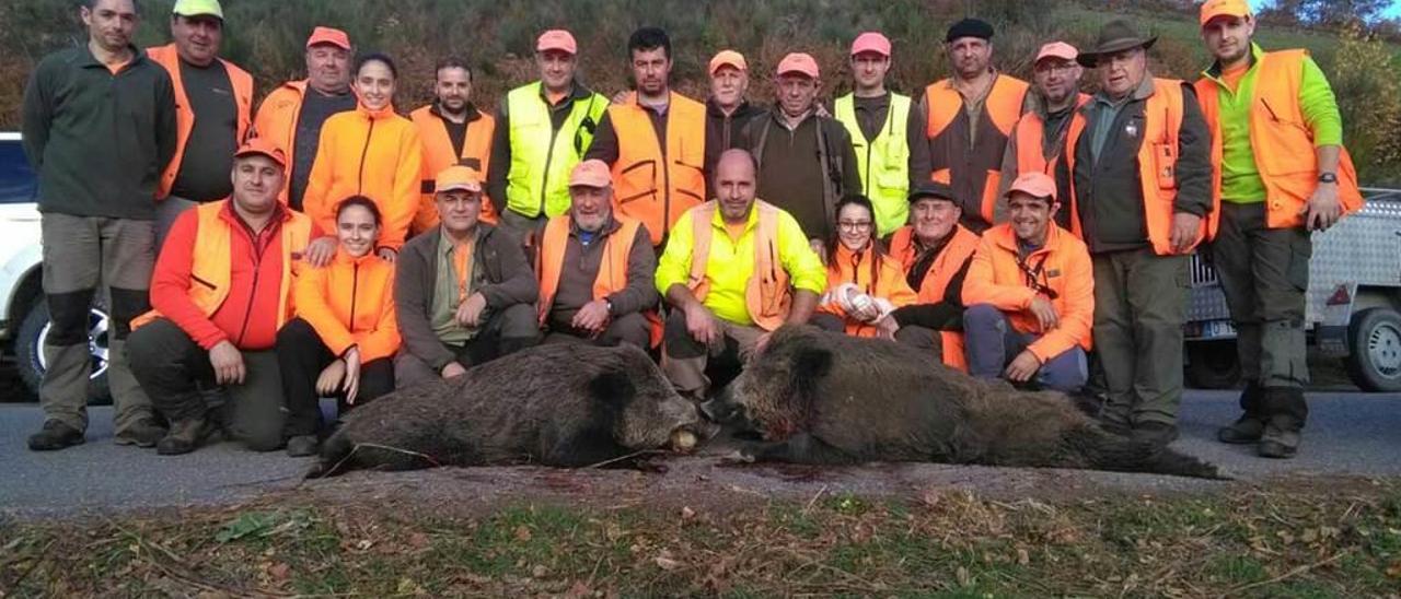 Víctor Figaredo, con el jabalí de 80 kilos abatido en el lote de la Cuesta de Cangas.