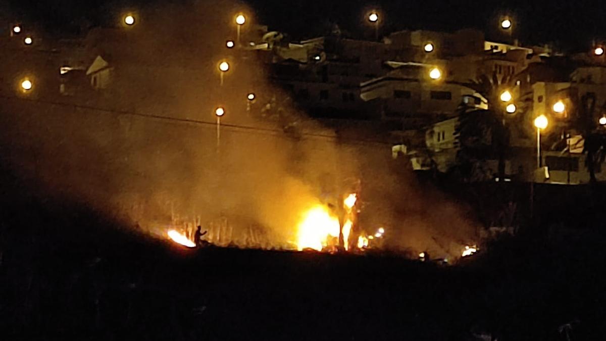 Incendio en Marzagán en la madruga de este domingo.