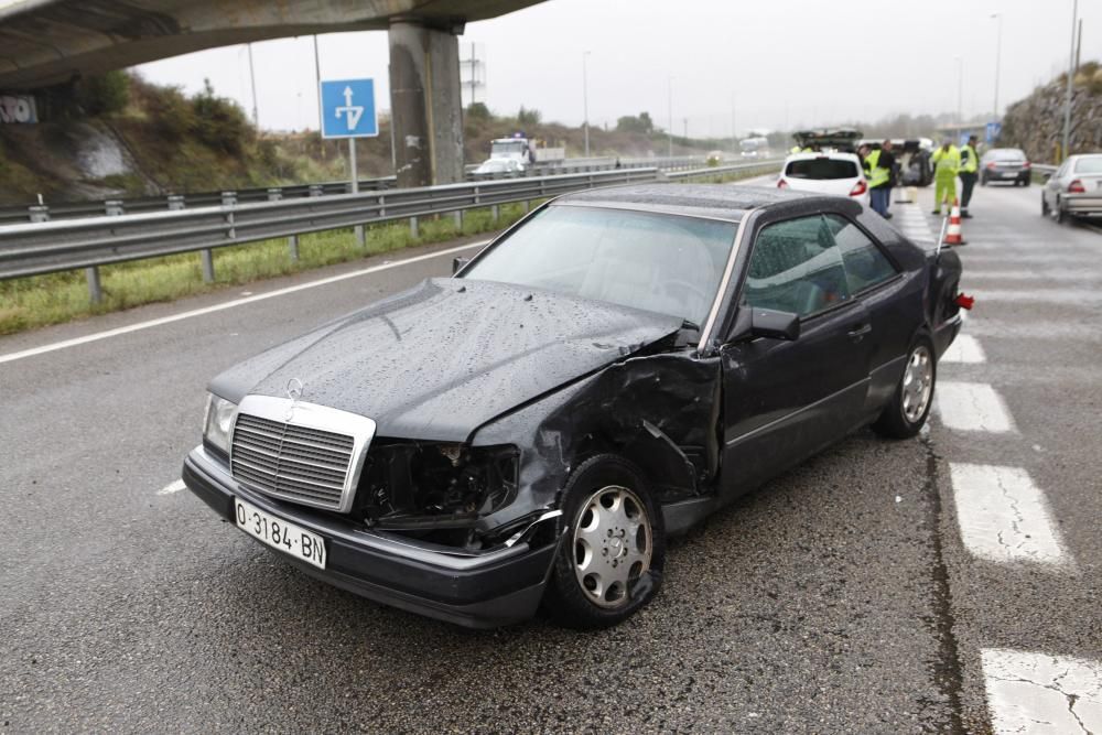 Accidente múltiple en la A8 en la salida próxima de Viesques