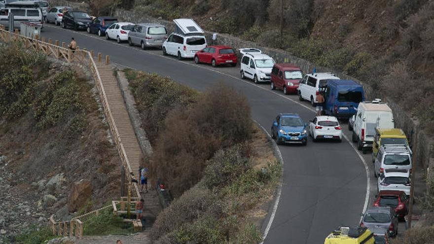 Numerosos coches estacionados en Almáciga, en el Parque Rural de Anaga.