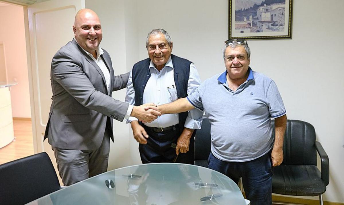 Lloret y miembros de la familia Évora Suárez, tras la firma en la notaría.