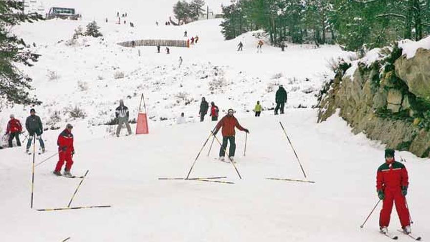 Los aficionados al esquí acudieron a las pistas, con un espesor de nieve de 25 centímetros.