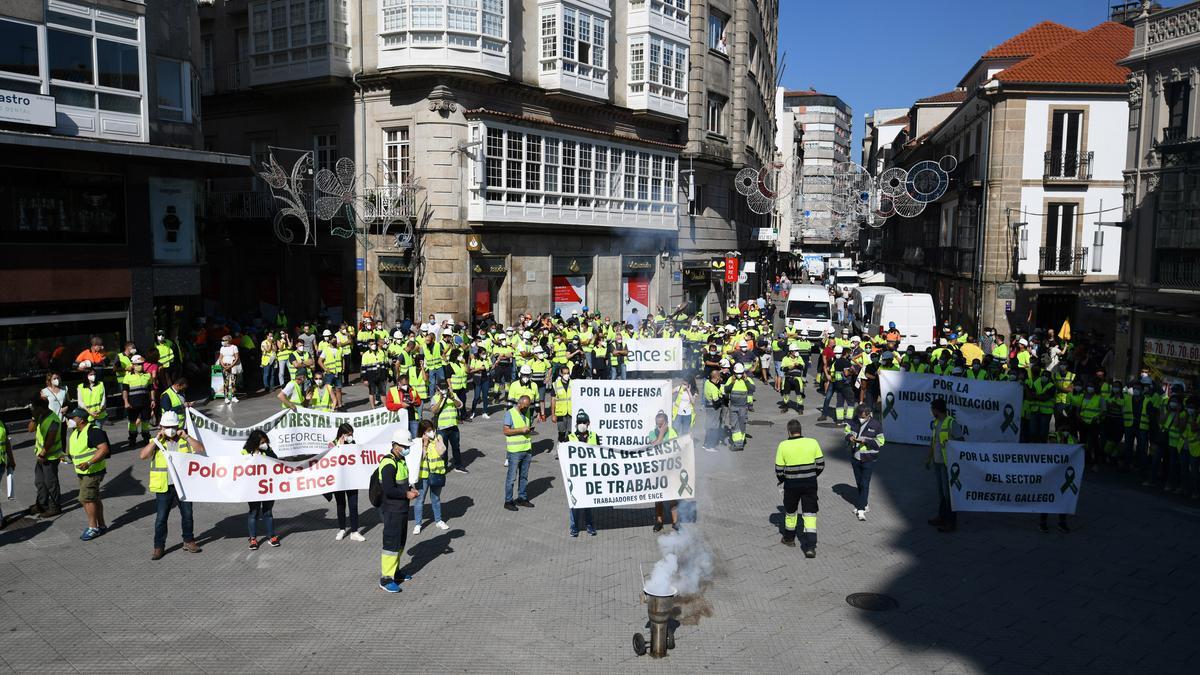 Trabajadores de Ence y auxiliares cortan el tráfico en los accesos a Pontevedra