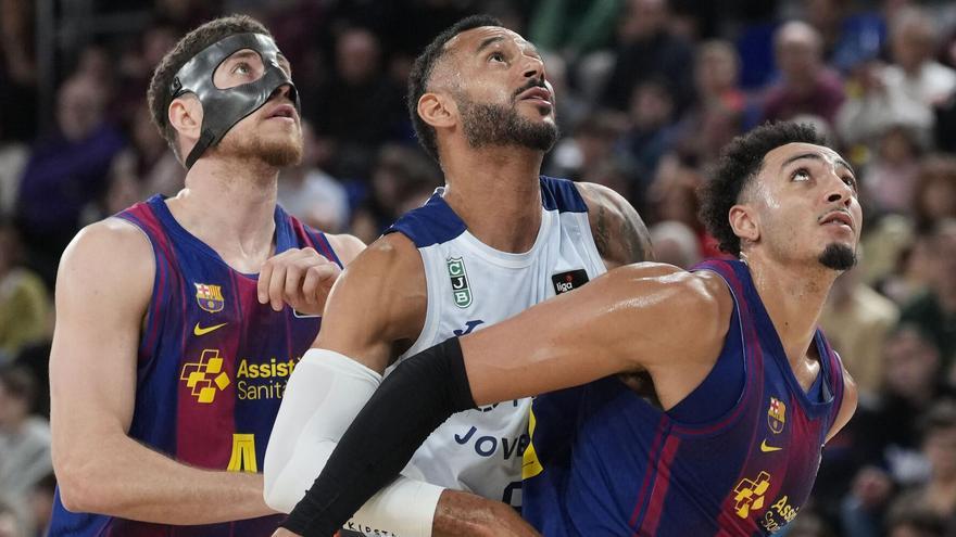Adam Hanga, entre Joel Parra y Miles Norris, durante el Barça-Joventud de la 15ª jornada de la Liga Endesa.