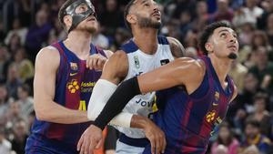 Adam Hanga, entre Joel Parra y Miles Norris (d), durante el Barça-Joventud de la 15ª jornada de la Liga Endesa.