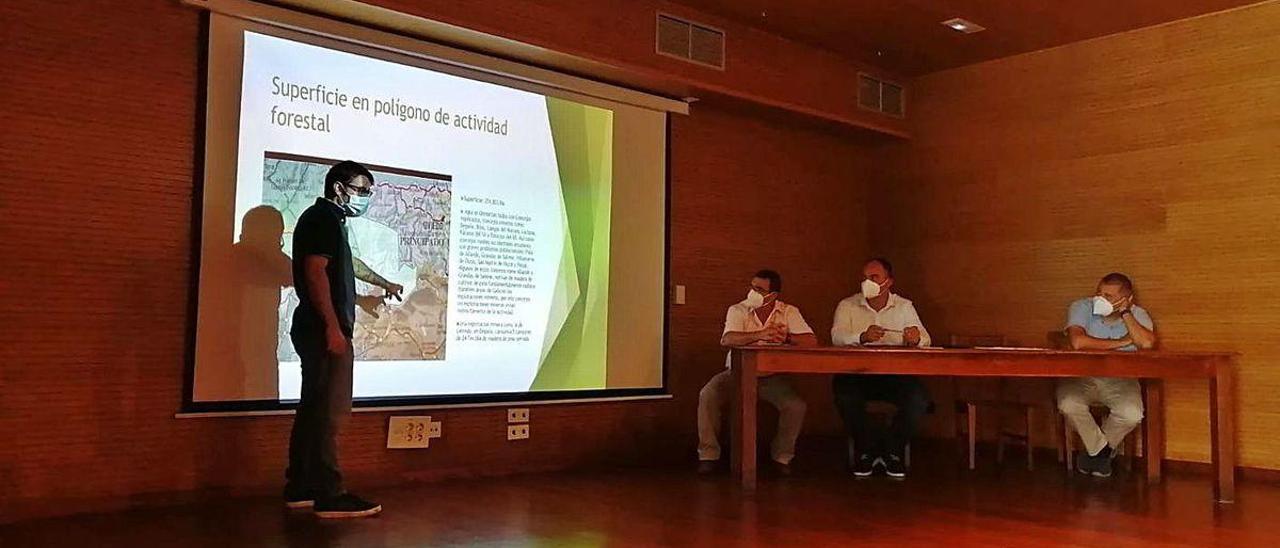 Saúl Fernández, de pie, durante la presentación del proyecto, con el edil Luciano Villanueva, el alcalde Óscar Ancares y el ingeniero Francisco Javier Cobos.