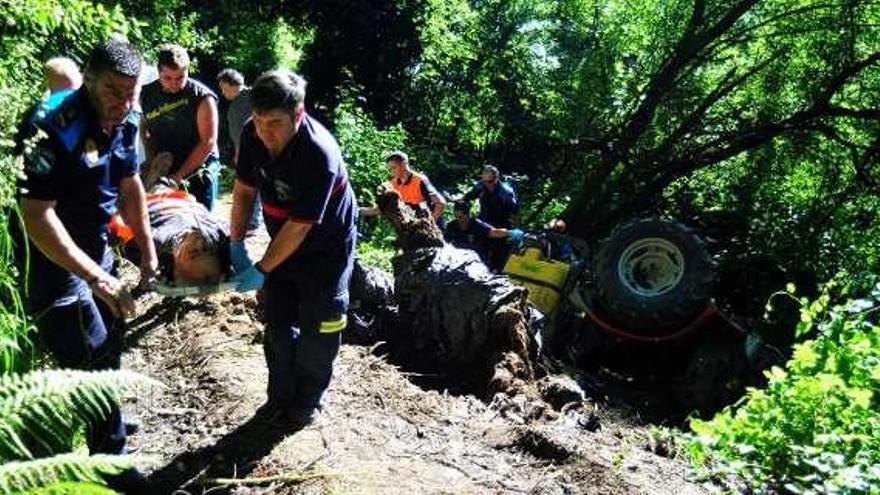 Protección Civil retira al herido del lugar del accidente.