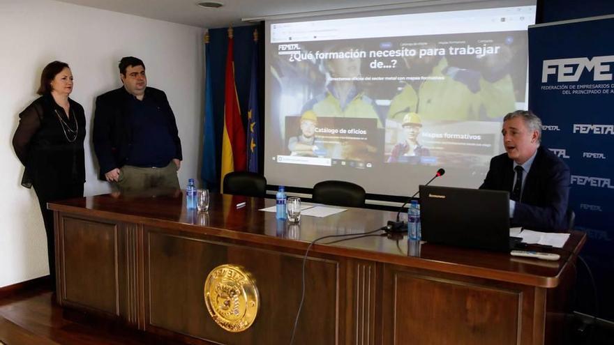 Por la izquierda, María Pérez Medina, Pelayo Barcia y Rafael Bernardo, presentando la nueva web de Femetal.