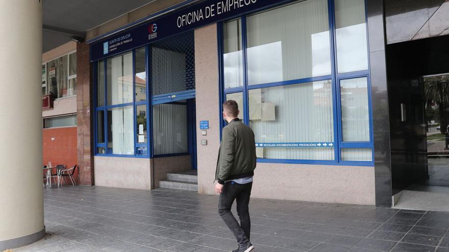 Un joven pasa ante una oficina de Emprego. | Ricardo Grobas