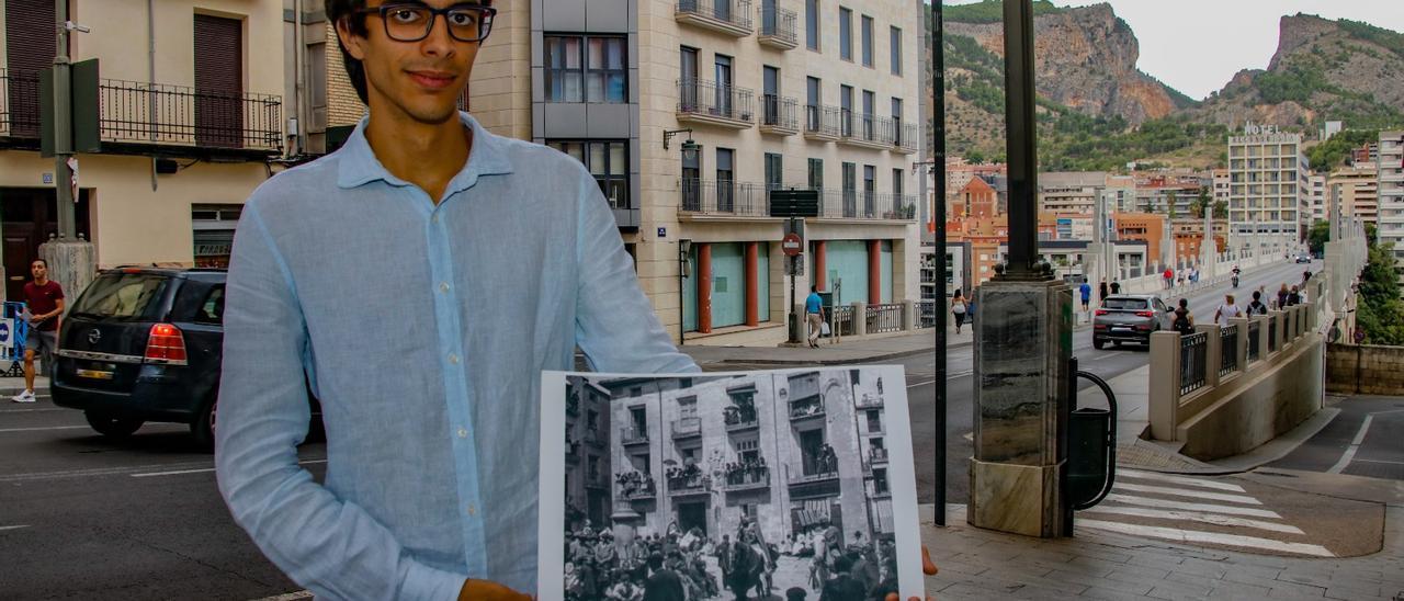 El ingeniero topográfico y divulgador Álvaro Verdú en la calle Santo Tomás de Alcoy, sosteniendo una imagen del mismo lugar a inicios del siglo XX.