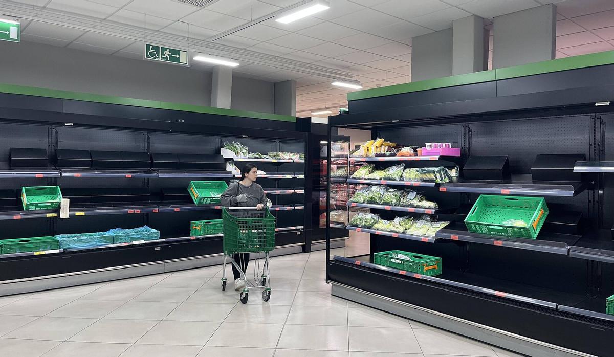 Estanterías prácticamente vacías en uno de los grandes supermercados de Vigo.