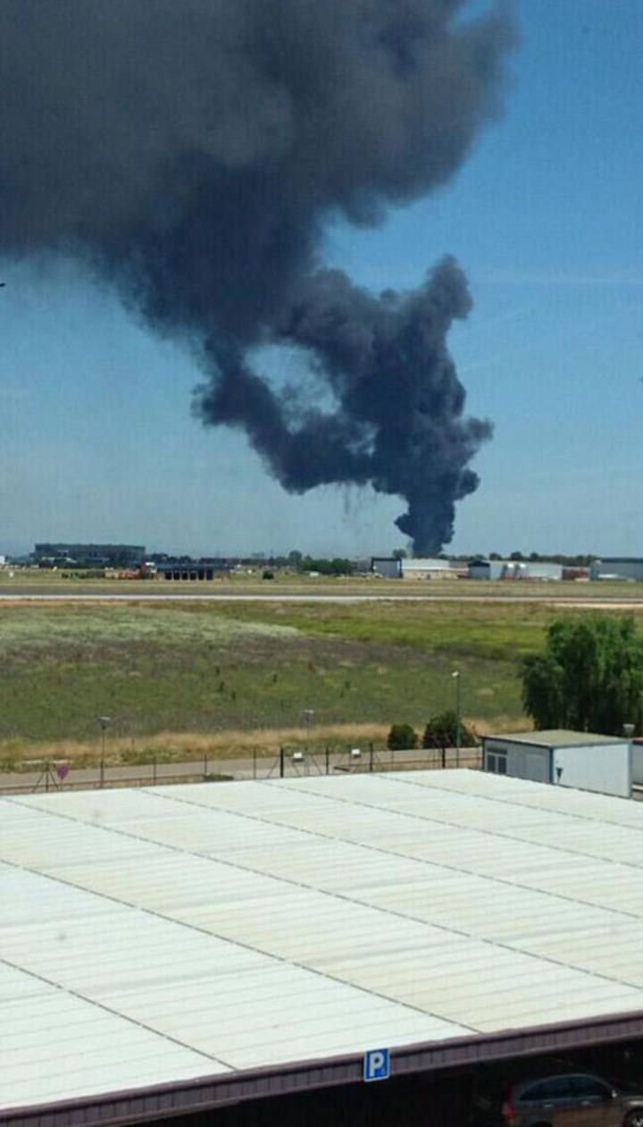 Un avión militar se estrella junto al aeropuerto de Sevilla