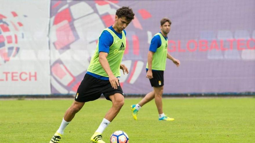 Torró se dispone a golpear el balón en un entrenamiento del Oviedo, con Verdés al fondo.