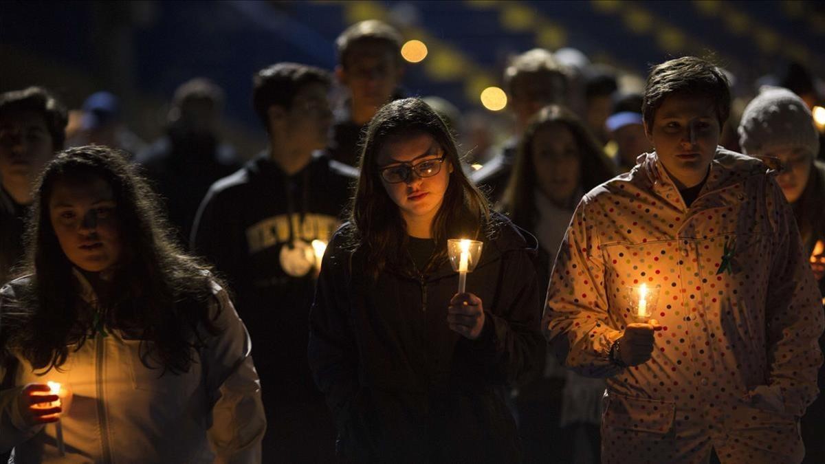Estudiantes del instituto Newtown durante una vigilia por las víctimas de la masacre de Parkland, en Newtown (Connecticut), el 23 de febrero.