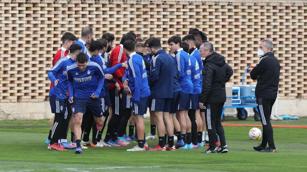 Zapater sale de la bienvenida grupal en el entrenamiento de este lunes en la Ciudad Deportiva.