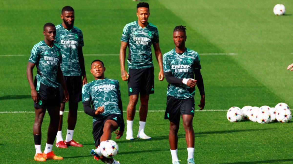 Alaba, Rudiger, Camavinga, Mendy y Militao entrenándose