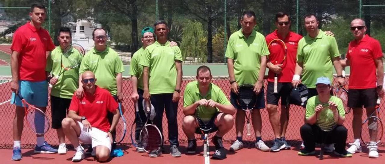 Usuarios del CO Ontinyent y del de Requena en la jornada conjunta de tenis en el polideportivo ontinyentí.