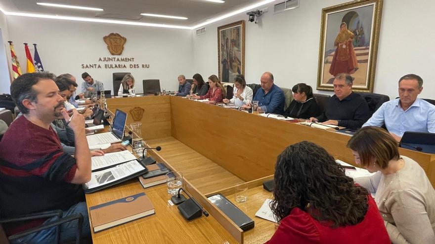 La alcaldesa de Santa Eulària estalla con la polémica de los móviles de alta gama