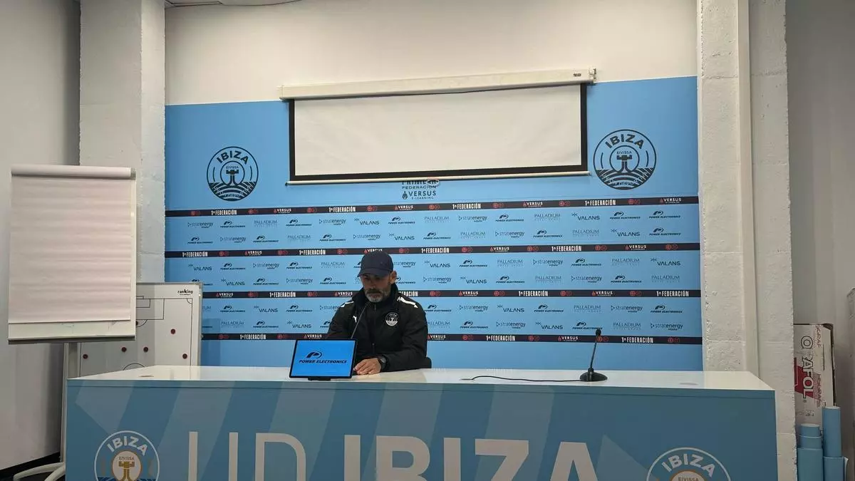 Paco Jémez, técnico de la UD Ibiza: «Si no ganamos el sábado, creo que no podremos luchar por el campeonato»