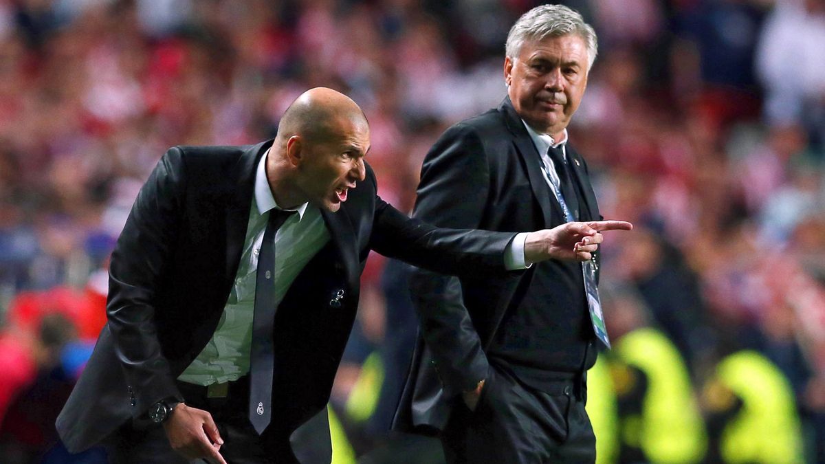 Zidane da órdenes con Ancelotti a su lado