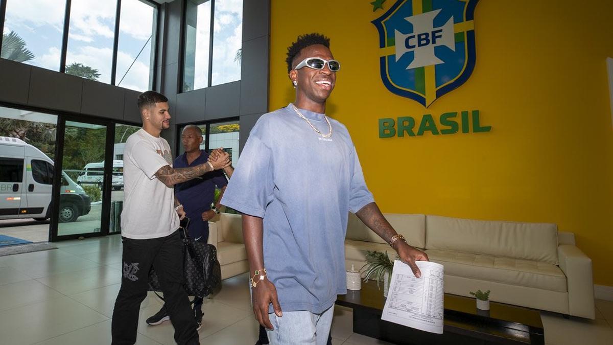 Vinicius llega sonriente y con todo el 'flow' a la concentración de Brasil