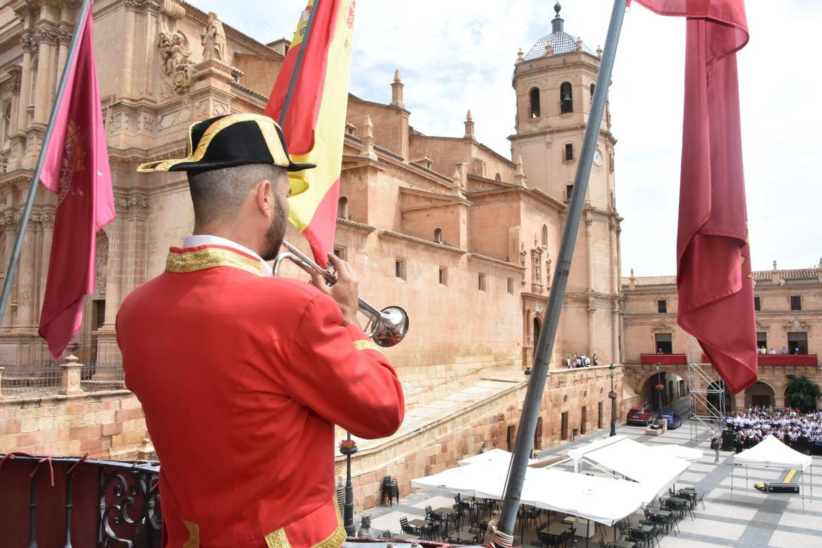 Uno de los clarineros durante la llamada que contestaba los ministriles desde las Salas Capitulares de San Patricio y al que se sumaban las campanas del templo.