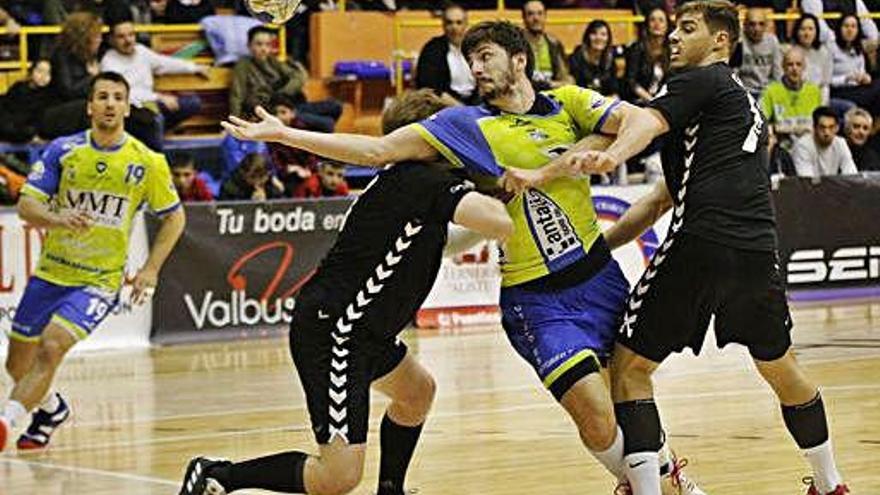 Petter intenta hacerse con un balón entre dos defensores rivales.