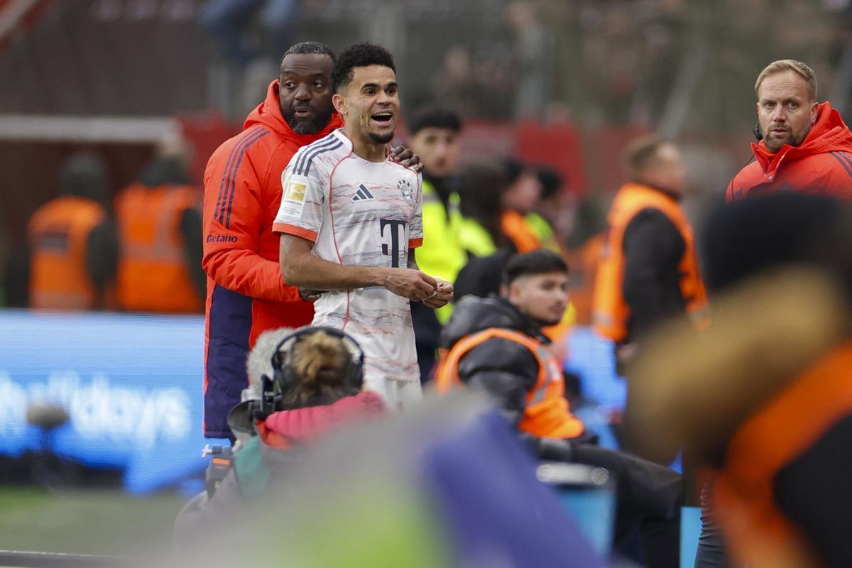 Luis Diaz se marcha expulsado del BayArena en el partido ante el Bayer Leverkusen