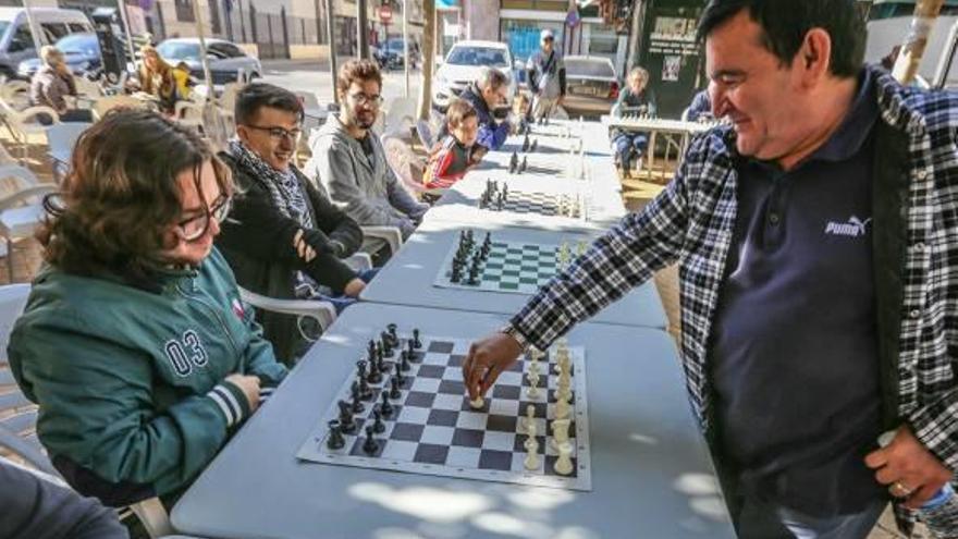 Rafael González jugó ayer una partida frente a otros 22 jugadores y ganó a todos.